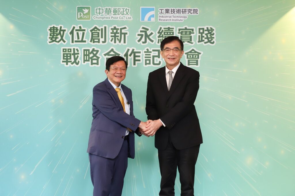 中華郵政 董事長 吳宏謀（右）與工研院 董事長 李世光（左）共同簽署戰略合作，並握手致意。