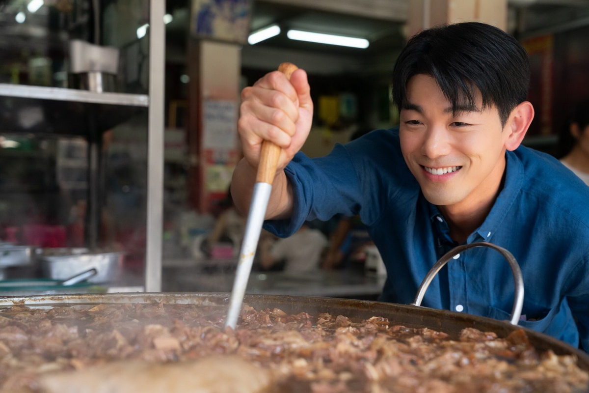 「郭炎松」是曼谷最有名的餐廳之一，店內的牛肉湯頭已經熬了半個世紀，濃郁又美味。(圖片由Booking.com提供)