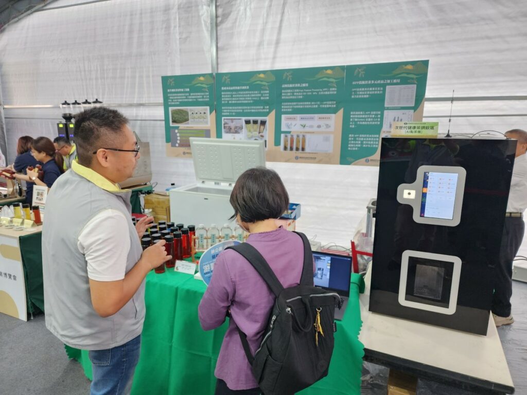 臺灣茶業科技與風味特色館最夯主題－AI智慧點茶機。