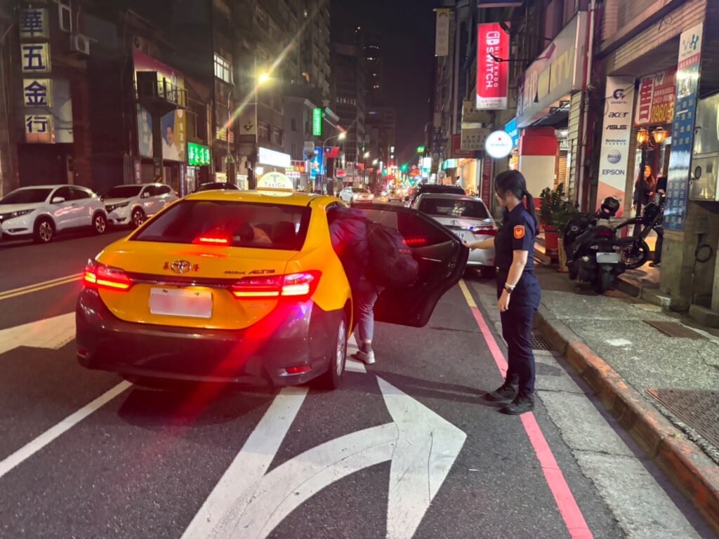 員警協助王女及家人搭乘計程車。