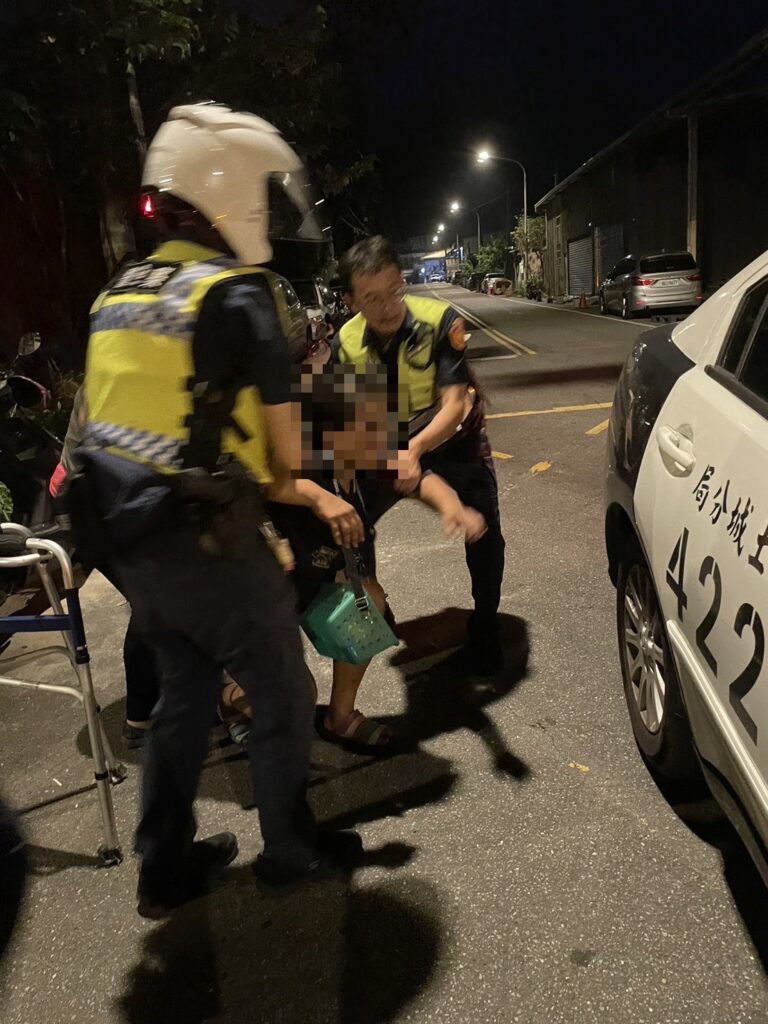 行動不便的女子跌坐在馬路中，員警立即上前將其攙扶至路邊並協助示警後方車輛