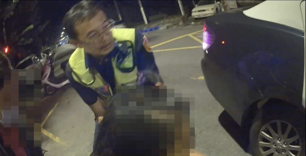 行動不便的女子跌坐在馬路中，員警立即上前將其攙扶至路邊並協助示警後方車輛