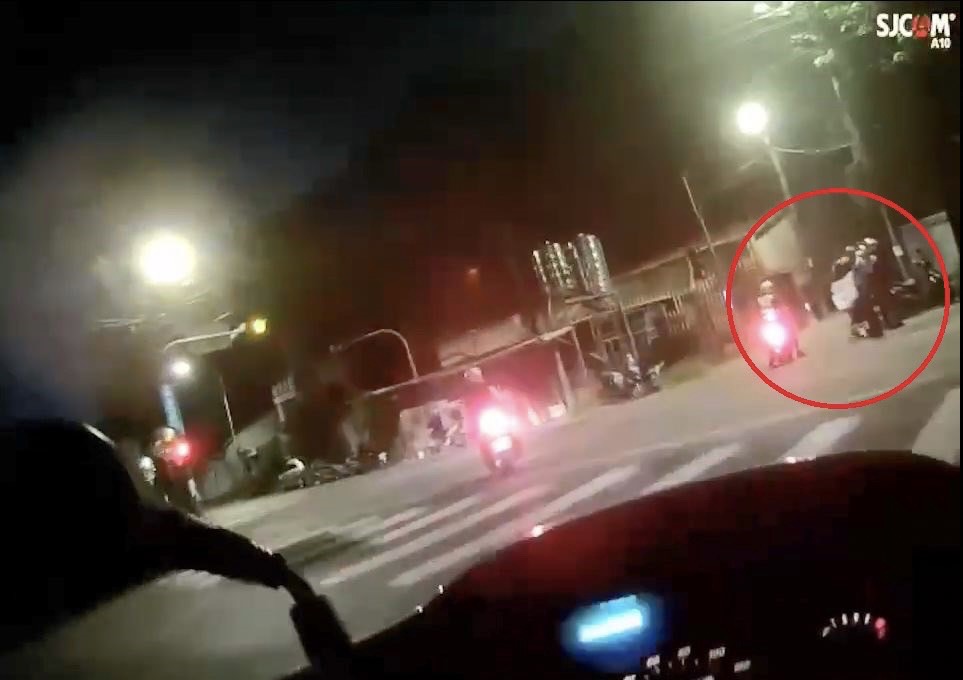 行動不便的女子跌坐在馬路中，員警立即上前將其攙扶至路邊並協助示警後方車輛