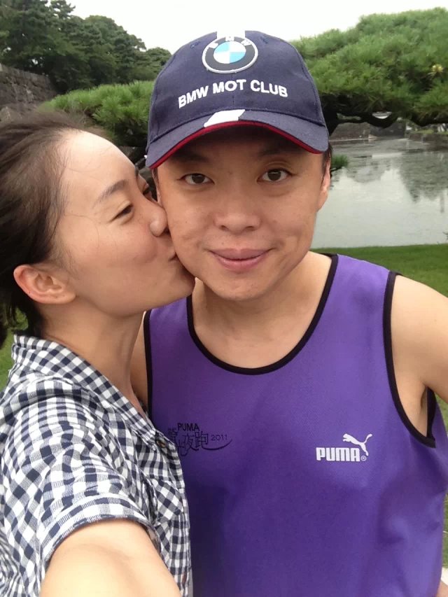趙天麟與神祕女子貼臉自拍，趙身上運動衣還有2011年的字樣，證明是在結婚多年後。爆料者提供。