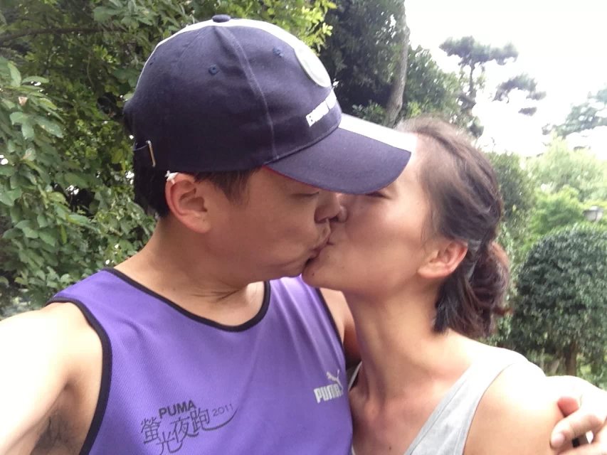 趙天麟與神祕女子親吻自拍，趙身上運動衣還有2011年的字樣，證明是在結婚多年後。爆料者提供