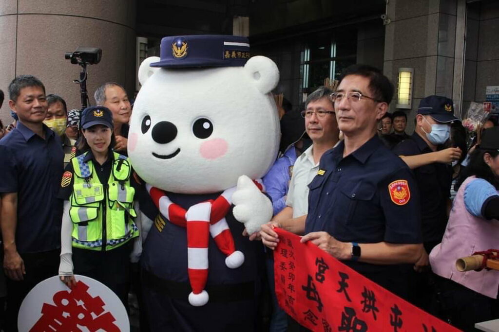「警察大白熊歡迎打詐神隊友、打詐嘉市隊恭迎白沙屯媽祖」
