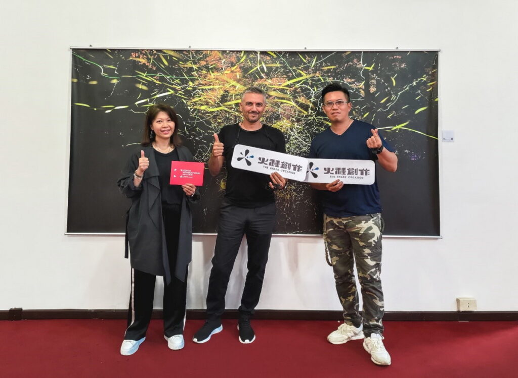 左起：火種創作專案經紀李郁蓉、總策展人Luca Curci先生、知名跨界創意人和攝