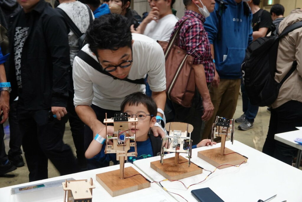 代表台灣參加日本東京「Maker Faire Tokyo 2023」創客嘉年華該校楊元彰老師與學生合作創作的