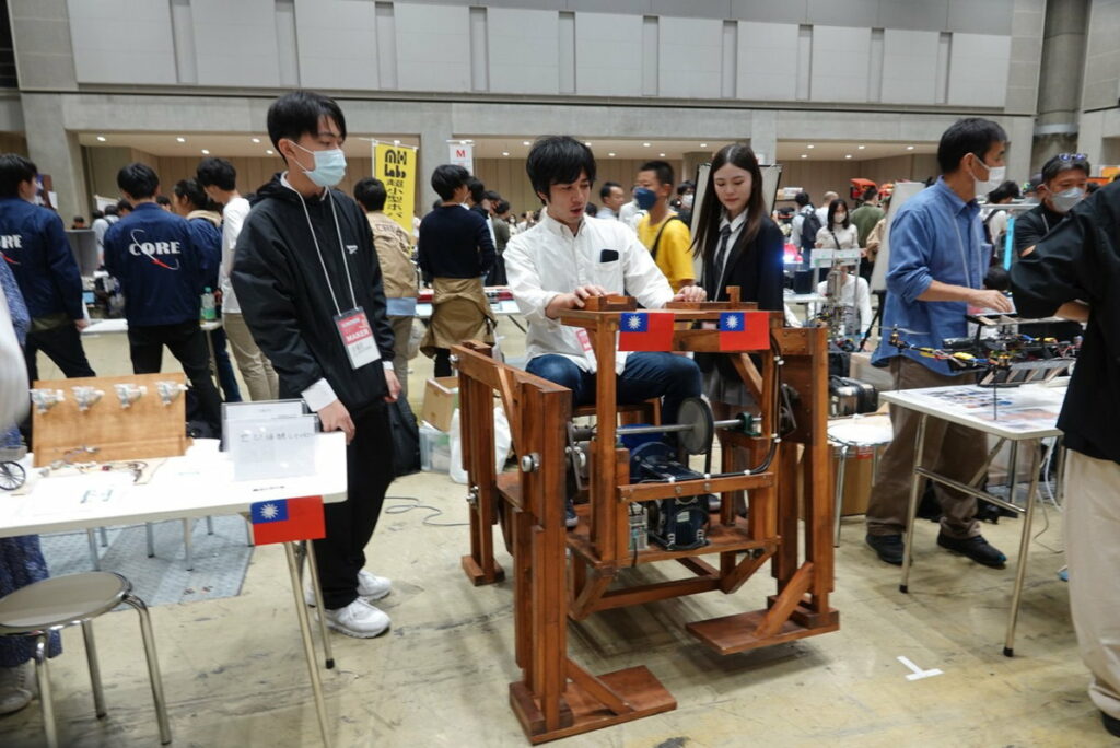 代表台灣參加日本東京「Maker Faire Tokyo 2023」創客嘉年華該校楊元彰老師與學生合作創作的