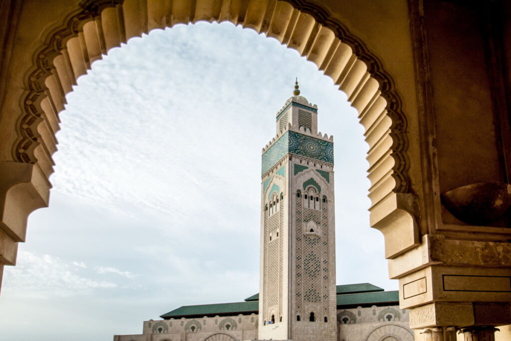 位於西非摩洛哥的哈珊二世清真寺，寺院有三分之一在海上。（佳繽旅遊提供）