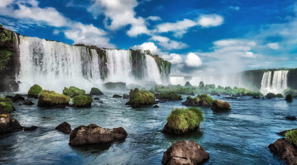 南美洲伊瓜蘇大瀑布是世界三大瀑布之一，是前往巴西、阿根廷旅遊時必訪的重要景點。（佳繽旅遊提供）