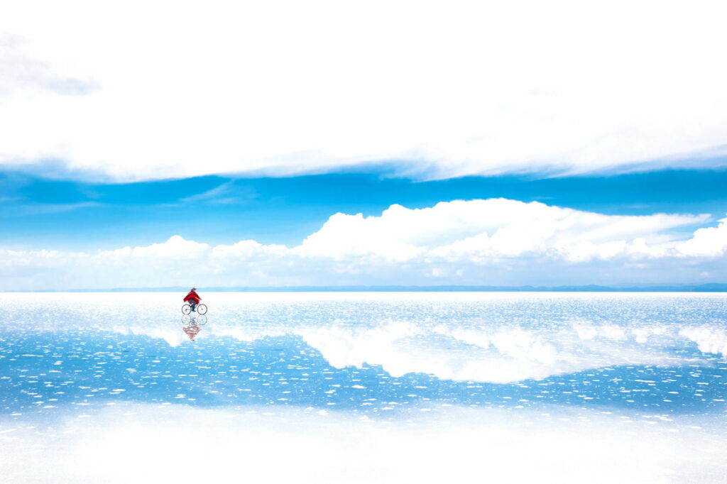 南美洲烏尤尼鹽湖是世界上最大的鹽湖，有著一望無際的天空和白色世界。（佳繽旅遊提供） 