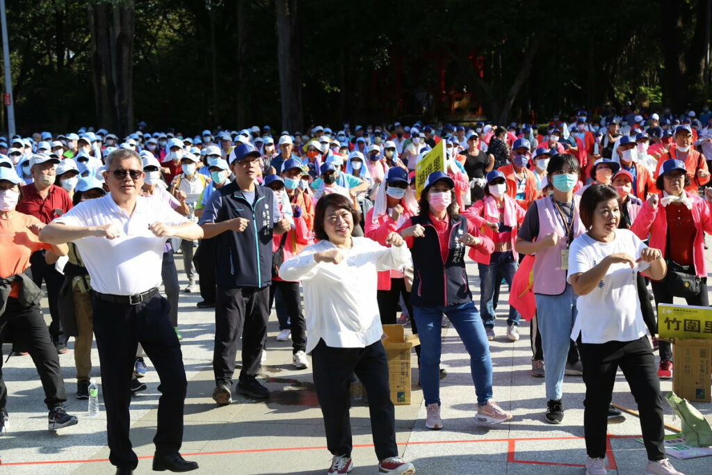 嘉義市長青健行顧健康 超過3千人齊跳「火肌舞」熱身