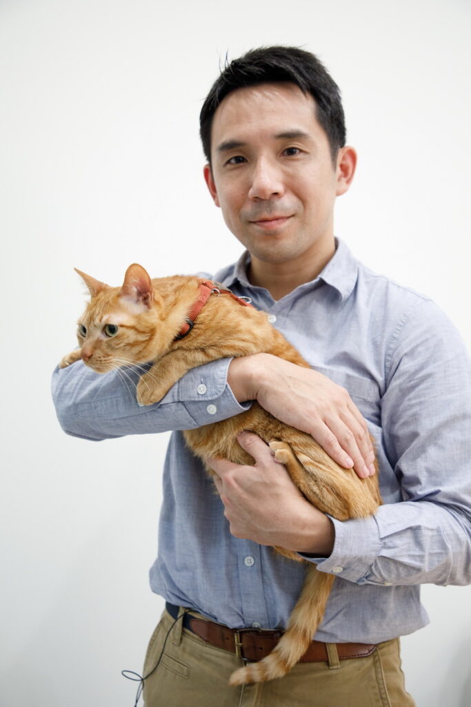 蔣明軒獸醫師建議，使用獲得美國哮喘及過敏基金會(AAFA)認證的靜電空氣濾網，能有效過濾過敏原，防止寵物嚴重過敏。