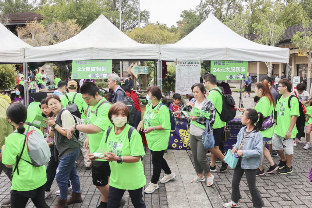 活動當下天氣涼爽，近800位參加民眾早早抵達臺北市立動物園，準備開始健走、闖關。
