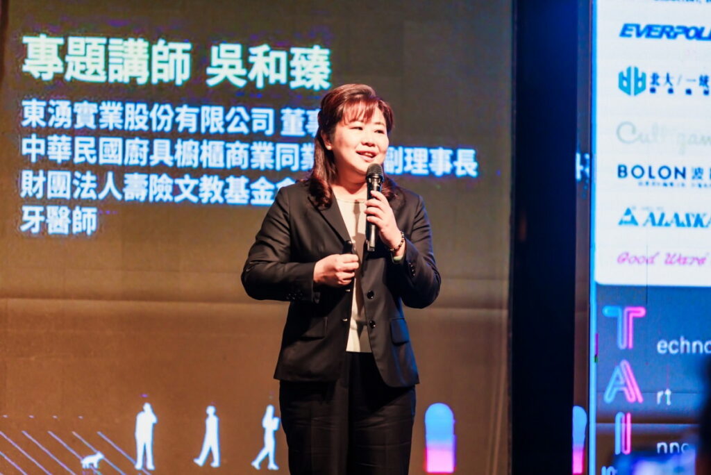 東湧實業董事長吳和臻在年會上分享品牌設計理念。（東湧實業提供）