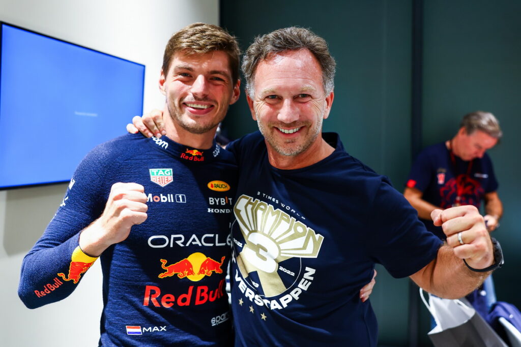 Max Verstappen與Red Bull車隊負責人Christian Horner一同歡呼Verstappen贏得三連霸