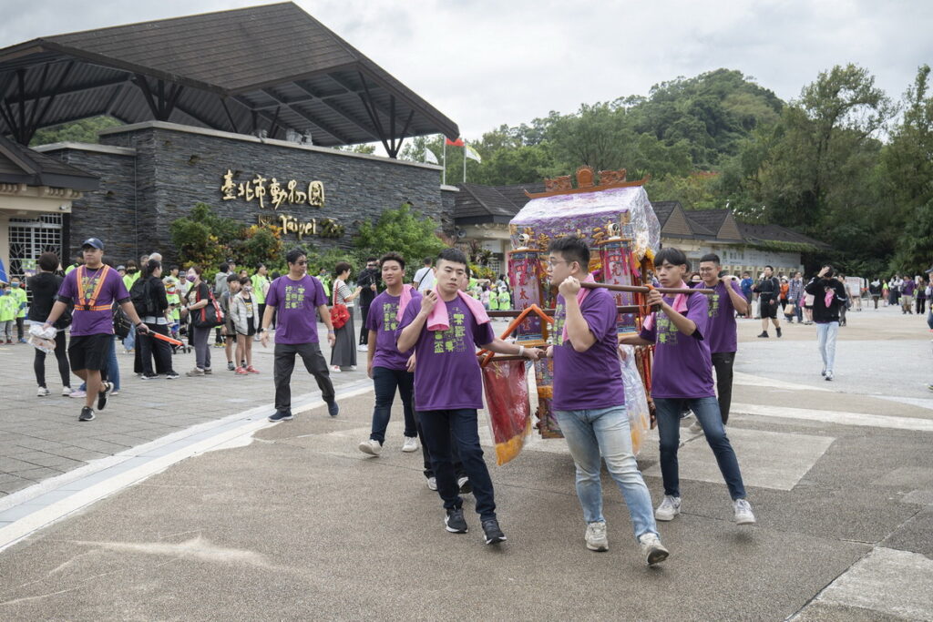 活動開始前，由主辦單位帶領民眾自元太道堂，與供奉的太乙真人神尊御轎，一同健走步行至臺北市立動物園廣場。