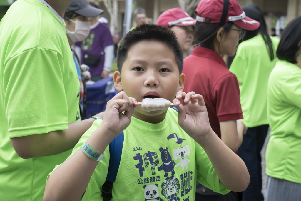 活動現場供應的各式童年美食，參加的小朋友也吃的津津有味。