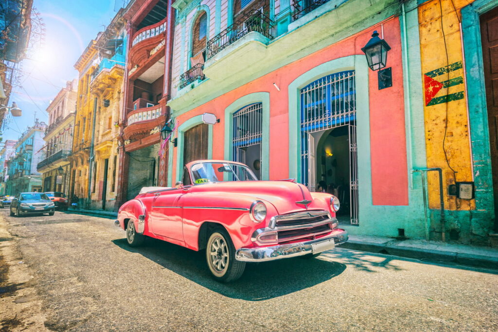 在中美洲古巴哈瓦那市區搭乘古董車，沿途欣賞街區風景。（佳繽旅遊提供）