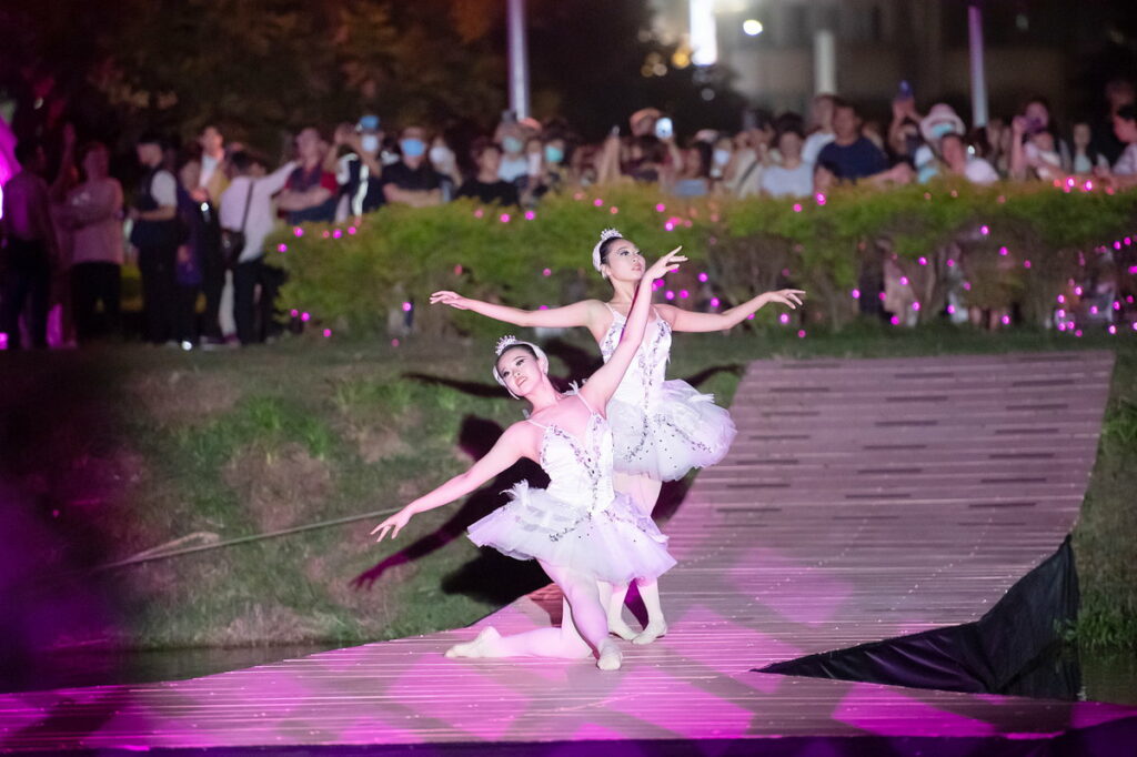 如婷舞蹈團為光織影舞開幕帶來優美的天鵝湖 