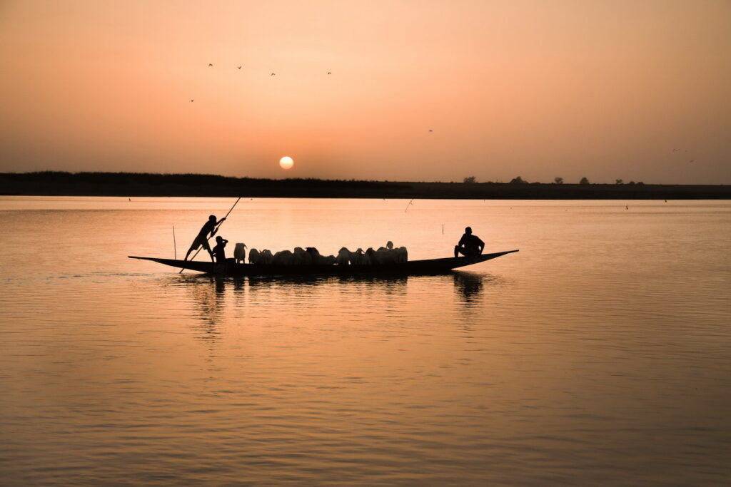尼日河是西非最大河流，於落日時搭艇可看見岸邊尼阿美人民水上人家的傳統生活。（佳繽旅遊提供）