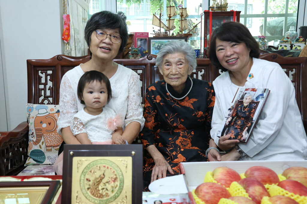 市長致贈李袁梅芳奶奶象徵十全十美的禮品 