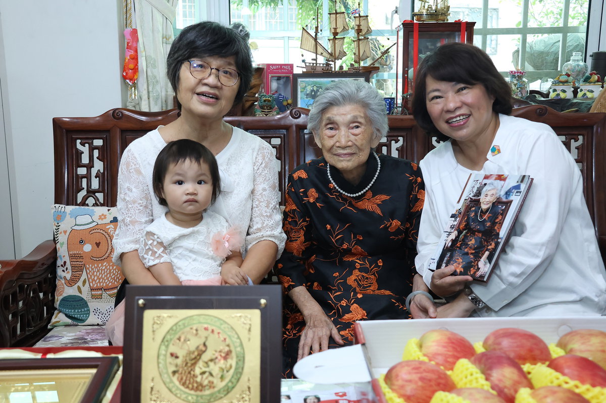 市長致贈李袁梅芳奶奶象徵十全十美的禮品