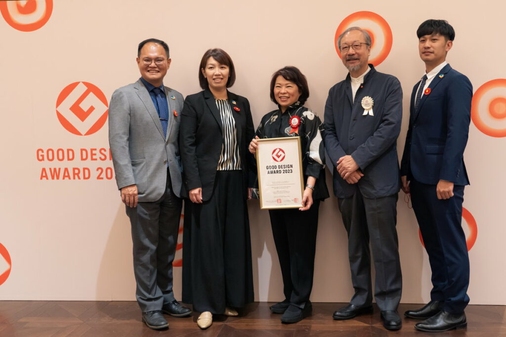 市長與市府團隊及林磐聳教授接受日本優良設計獎表揚