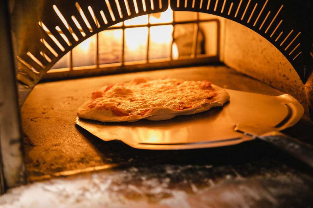 慕軒飯店「GUSTOSO義大利餐廳」推出『TO GO外帶美食通用券680元，買10送1』，憑【1張券】可選擇兌換680元披薩、意式爐烤香料春雞或生乳捲