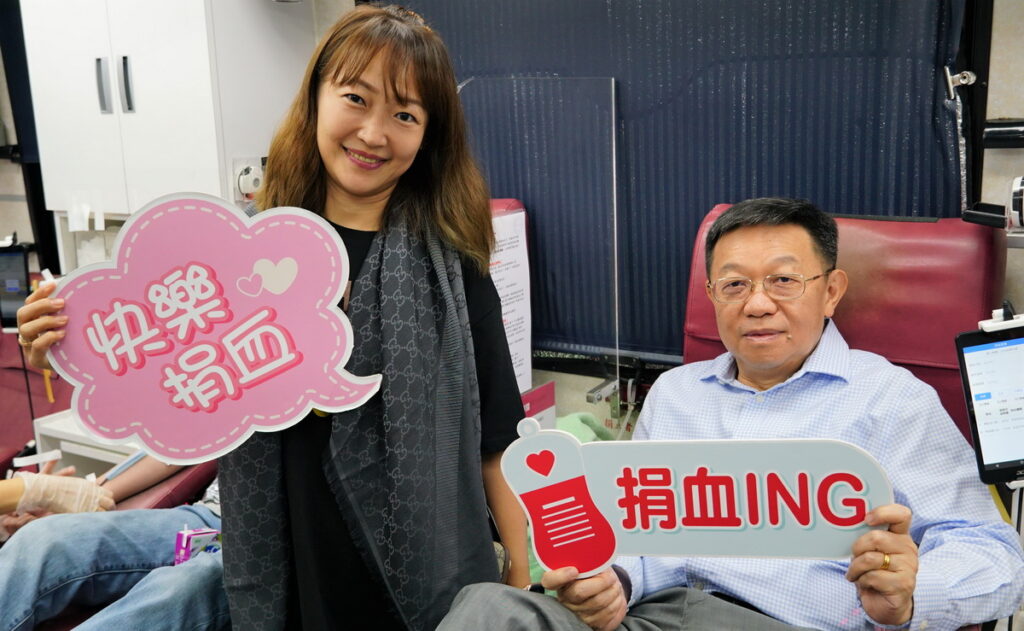 圖說：宏泰人壽總經理湯維華（右）響應捐血活動，捐血一袋、救人一命，期望更多人加入捐血的行列。