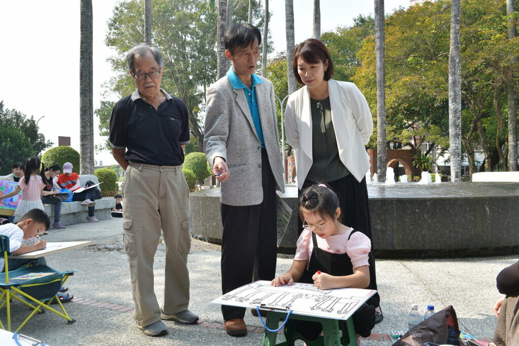 (由左至右)藝術家葉茂雄老師、藝術家莊玉明老師、嘉義市文化局長盧怡君與現場民眾