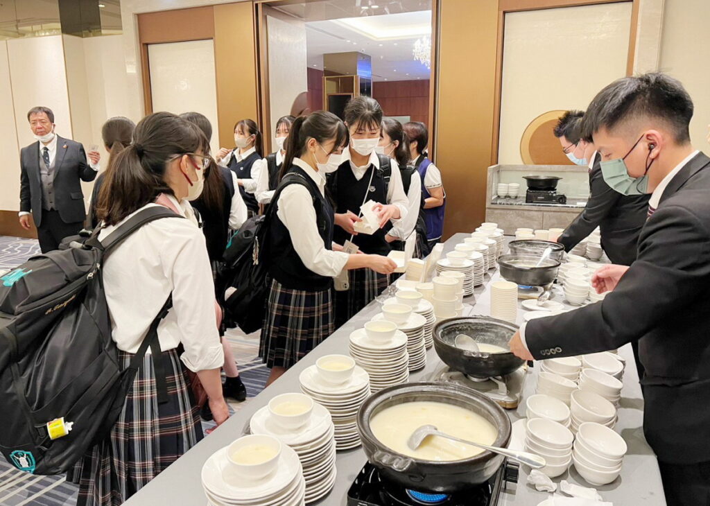 立軒中餐廳準備的潤肺養生杏仁茶，幫學生們補肺益氣，讓這次的表演事半功倍。