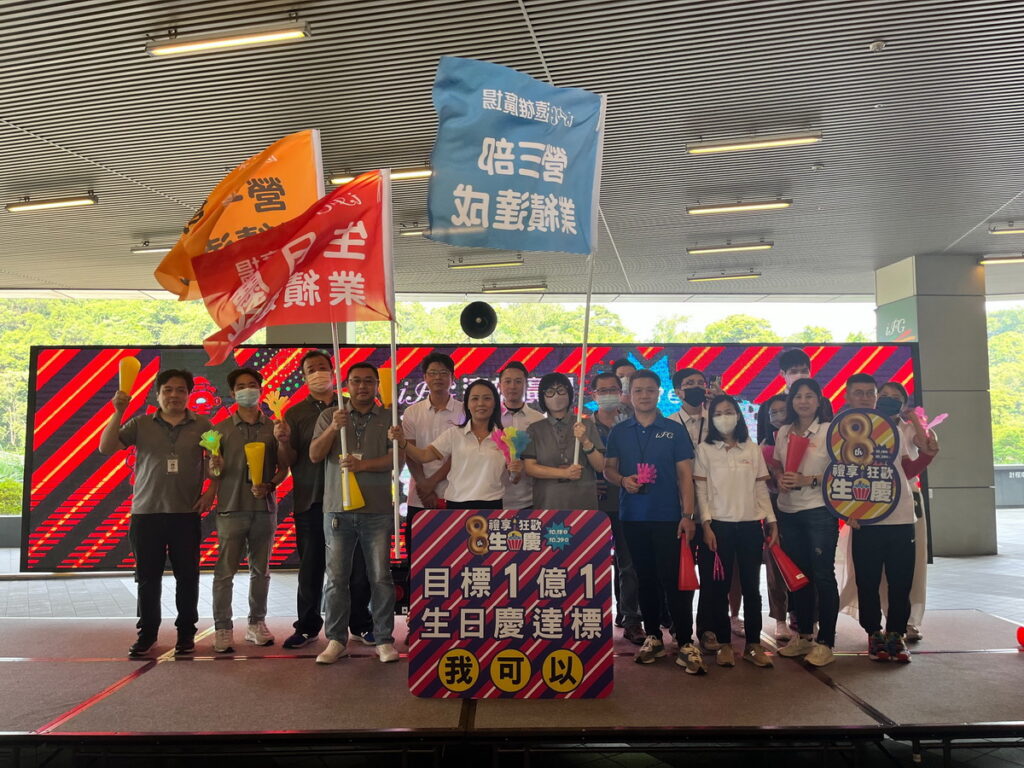 遠雄廣場總經理曾玉鳳帶領各單位主管一起參加造勢大會，揮舞著勝利的旗幟。