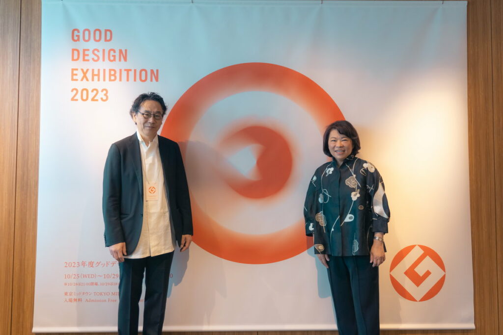 黃敏惠市長與矢島執行長於日本設計振興會前合影