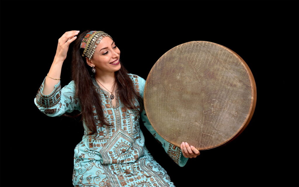 伊朗手鼓演奏家Mona Kaveh Ahangari，將帶來Daf手鼓表演，帶領觀眾一同體驗特殊的伊朗風情。