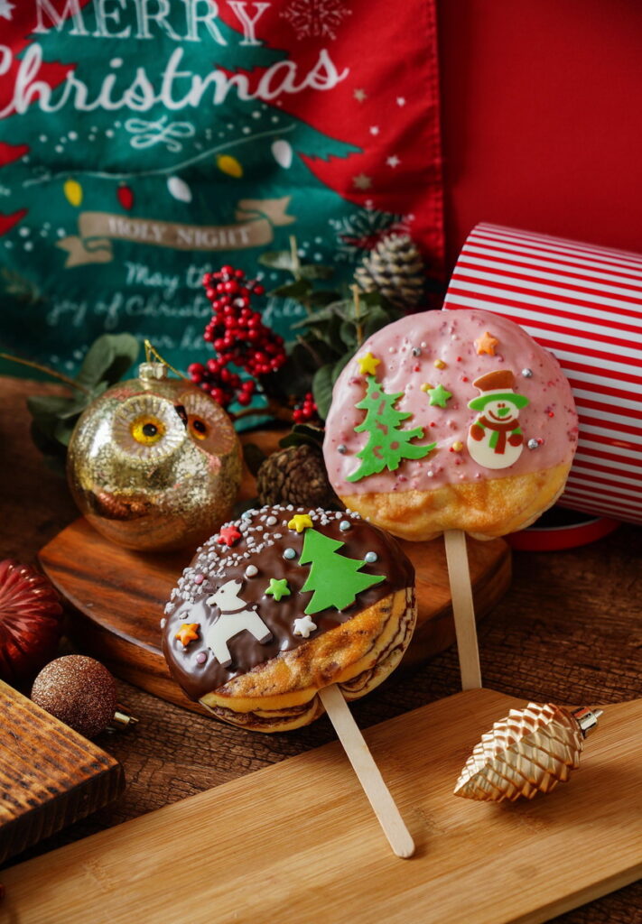 浮誇系甜點則有和孩童臉一般大的「草莓聖誕棒棒糖」與「巧克力聖誕棒棒糖」，以大理石麵包體改良，滿足視覺、味覺享受。（圖／普諾麵包坊提供）