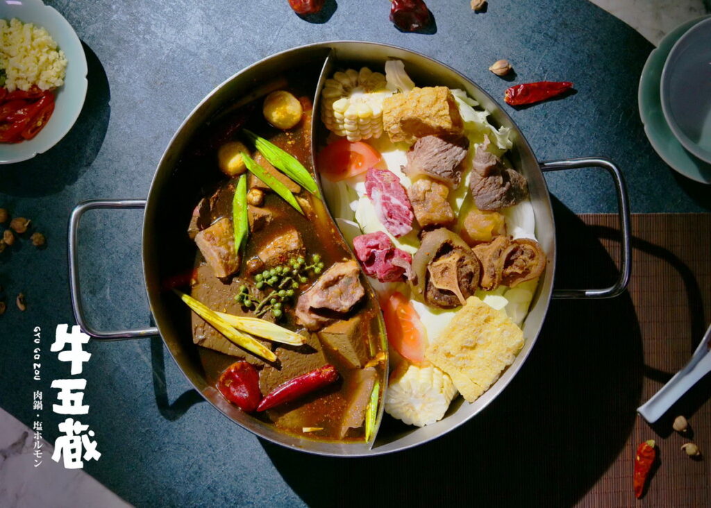 擁有 20 多年台南道地溫體牛火鍋技藝傳承的「牛五蔵－肉鍋x塩ホルモン」，其料理的美味執著，皆醞釀於台灣牛肉料理