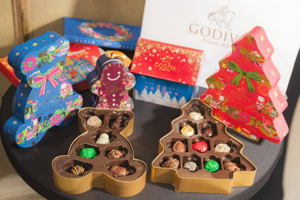 比利時皇室御用巧克力品牌 GODIVA，推出3款聖誕限定松露巧克力與2款片裝巧克力，呼應聖誕節慶的經典元素，限定口味包含胡桃餡餅、南瓜派、百香果椰子及熟可可粒和杏仁片，帶來入口的極致奢華風味。