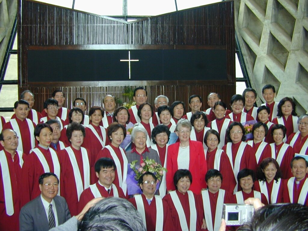 美籍教師Mrs._Rice（第二排左起第五位）於2004年與聖樂團老團員在東海路思義教堂的團聚舊照。（東海大學提供）