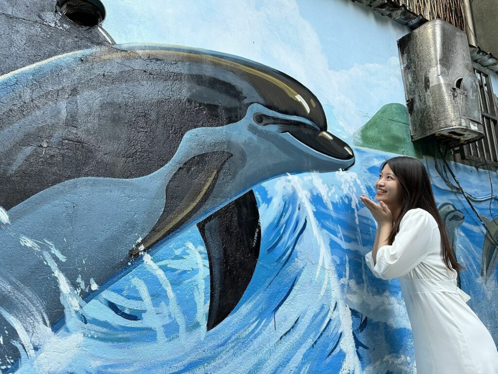 哇!海豚彷彿從海面跳出了牆面，快來合照拍出有趣的照片吧!(新莊裕民里) 