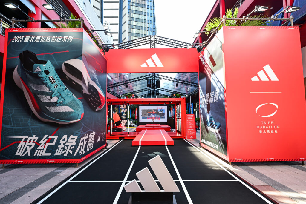 《adidas ADIZERO RUNBASE飆速跑者基地》即日起正式降落於信義威秀徒步區！