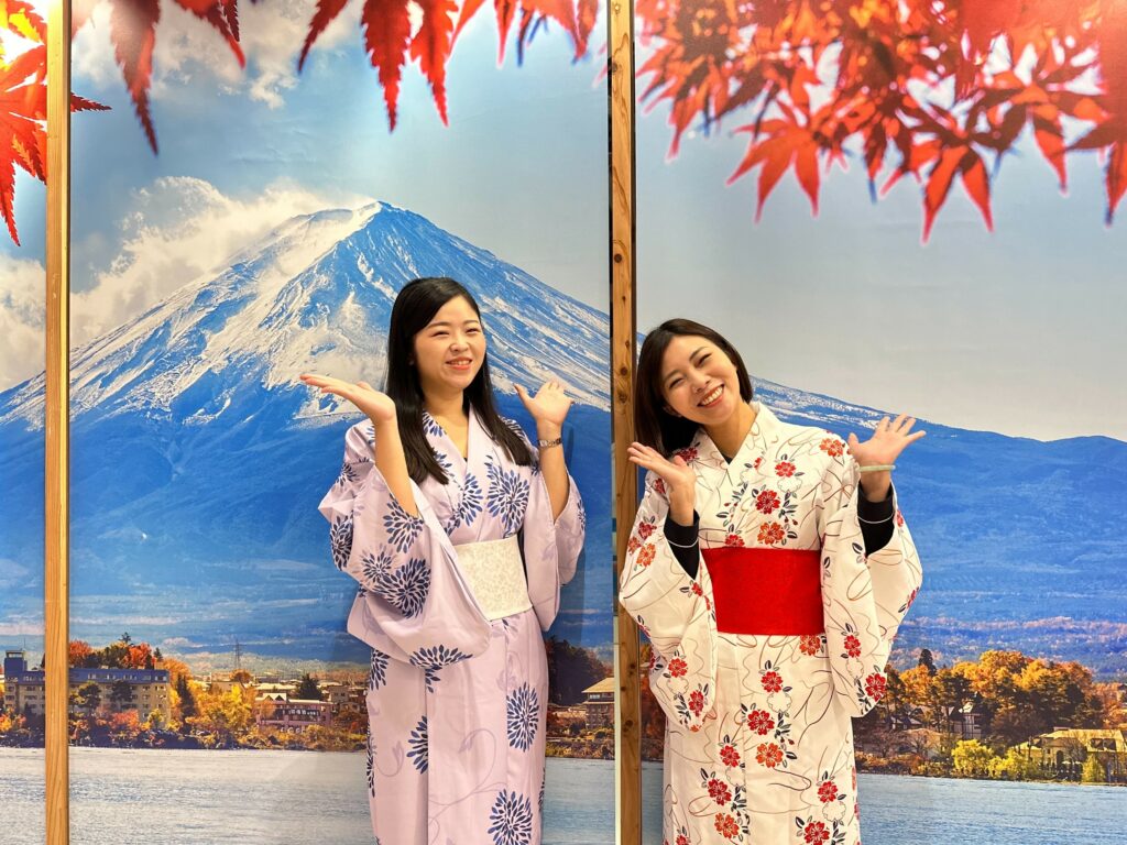 11月每週六日，邀請你體驗日本浴衣，感受日本傳統服飾的獨特之處，在遠雄廣場綻放出東方風采。