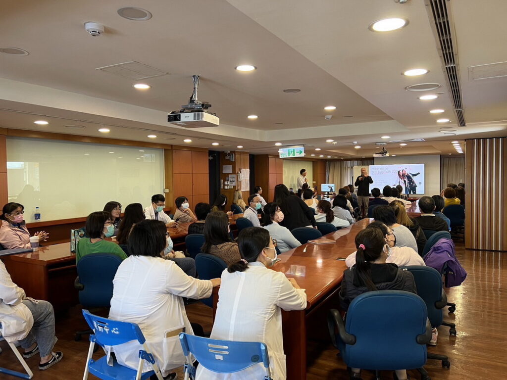 .尼爾森醫師22日受邀到屏東基督教醫院出席研討會，揭開身心靈平衡的情緒密碼，吸引許多醫護人員前來聆聽。