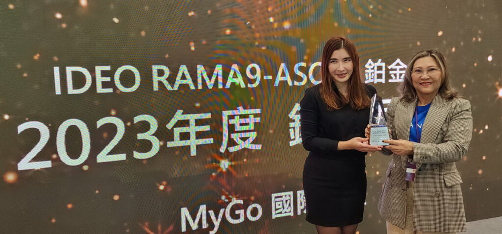 頒贈IDEO Rama9 Asoke鉑金島 2023年銷售第一獎盃，由MyGo國際地產副總經理 陳祐薇代表領獎。