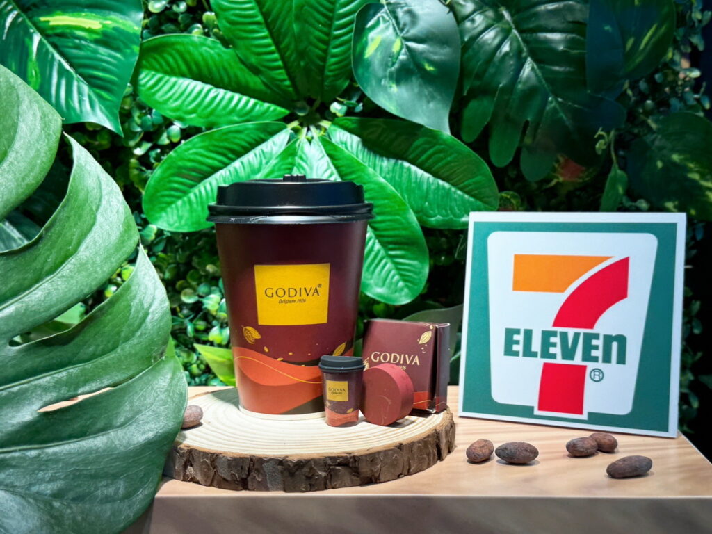7-ELEVEN限定推出「GODIVA迦納熱巧克力」，再加贈造型磁鐵。
