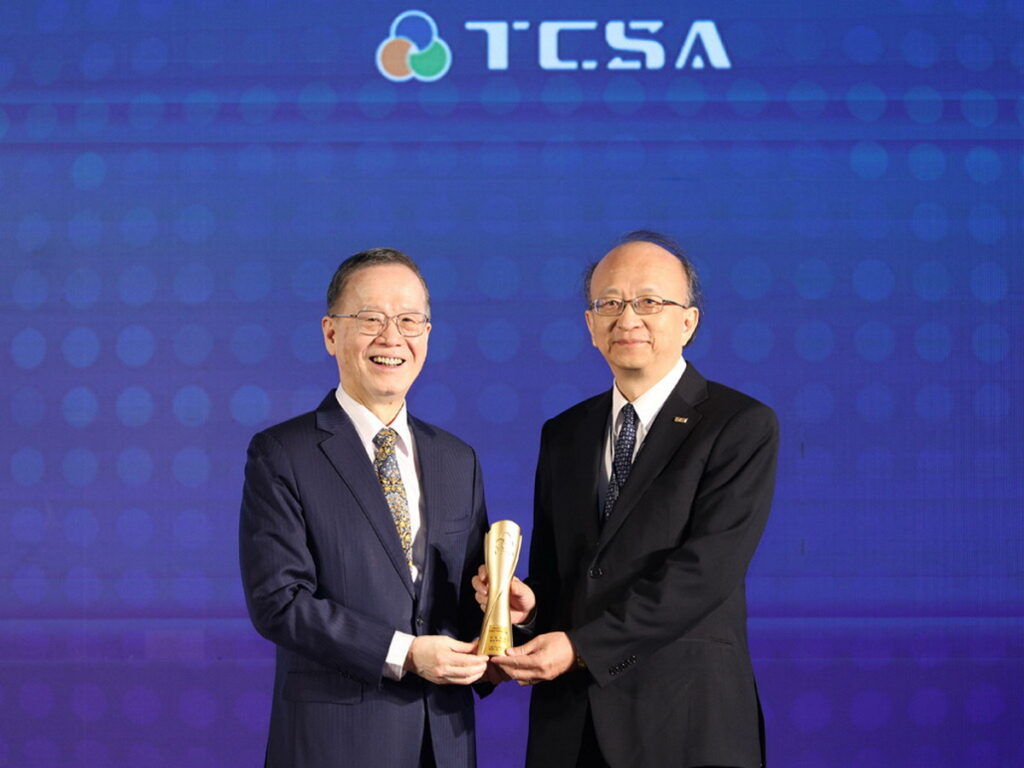 新鼎董事長吳國安（右）代表接受台灣永續能源研究基金會董事長簡又新頒獎

