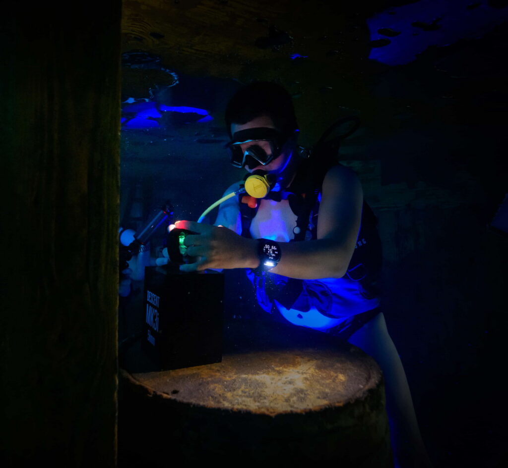 Garmin Descent Mk3i 內建獨家LED手電筒，潛水時可照亮周遭環境，還可利用信號燈與閃光燈，作