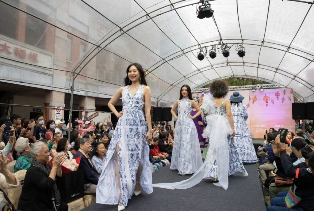 大稻埕秋獲季共展出38款融入廟宇圖騰文化的服裝，包含潮東方以及台灣之美和美魔女系列，呈現在地文化與時尚的完美結合