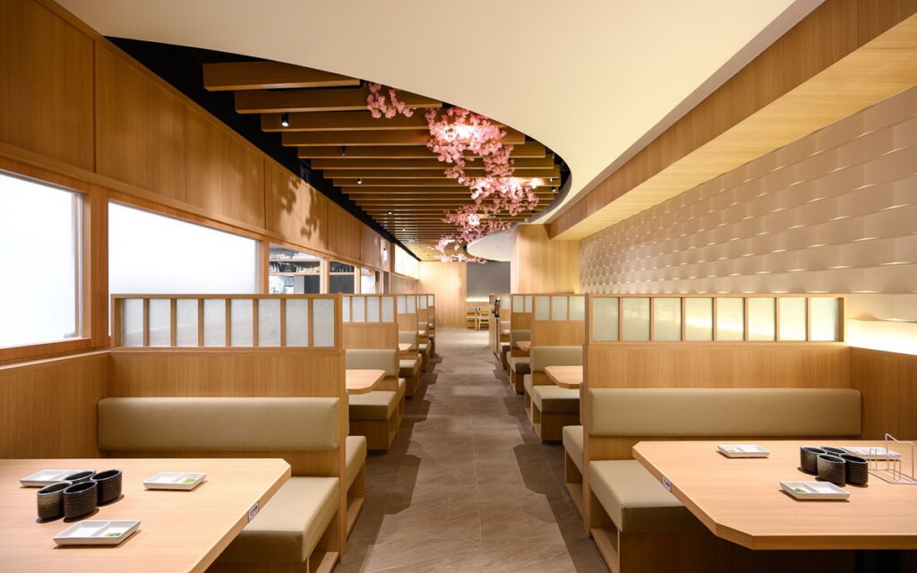 如同置身日本當地一般的用餐流程。店內採人工點餐並引導就座，提供桌邊服務，讓消費者感受最暖心的日式款待